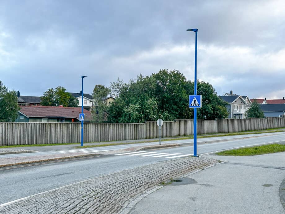 fotgjengerovergang med trafikkblå lysmaster